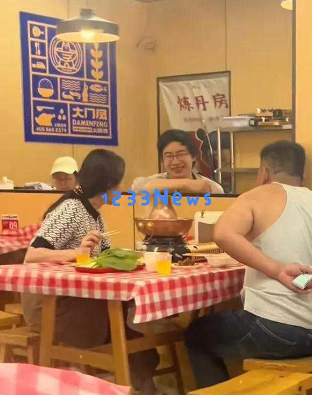 庞众望在沧州餐厅被拍到，热情与邻桌互动，饭后与女友甜蜜逛街
