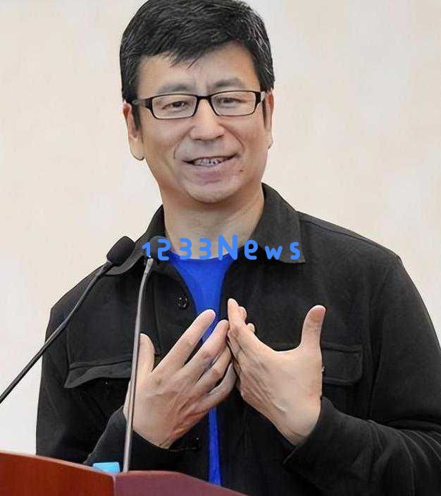 56岁白岩松身患抑郁症，白发苍苍却依然坚持奋斗，感人的人生故事让人动容！