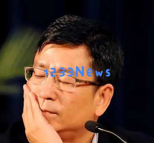 56岁白岩松身患抑郁症，白发苍苍却依然坚持奋斗，感人的人生故事让人动容！