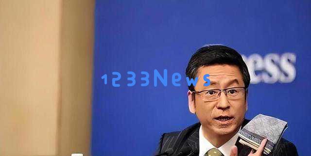 56岁白岩松身患抑郁症，白发苍苍却依然坚持奋斗，感人的人生故事让人动容！