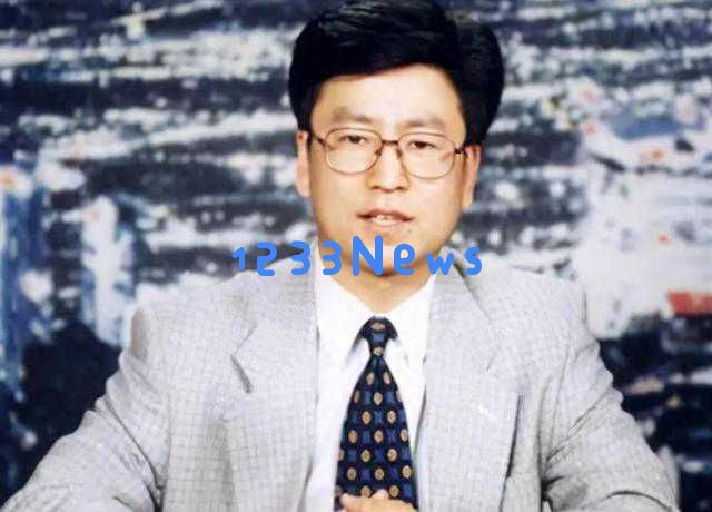 56岁白岩松身患抑郁症，白发苍苍却依然坚持奋斗，感人的人生故事让人动容！
