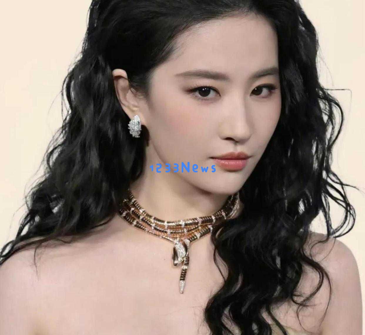 白玉兰奖颁奖夜，杨紫发光发热，何以代替缺席的刘亦菲引发热议