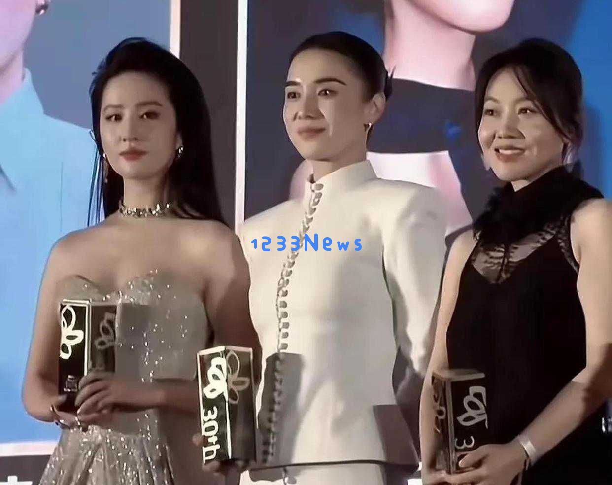 白玉兰奖颁奖夜，杨紫发光发热，何以代替缺席的刘亦菲引发热议