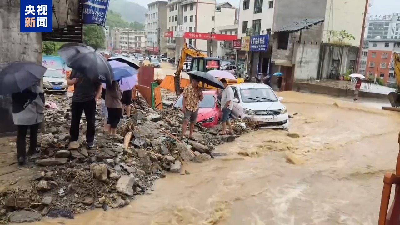 云南威信县黑龙村遭遇强降雨 5人失联紧急搜救中