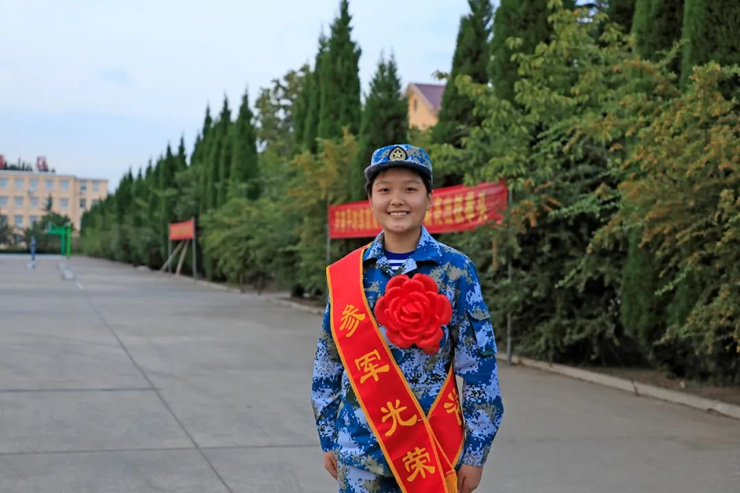 北大女学子从军服转身，掌舵航母荣耀，退役后成“北京青年典范”