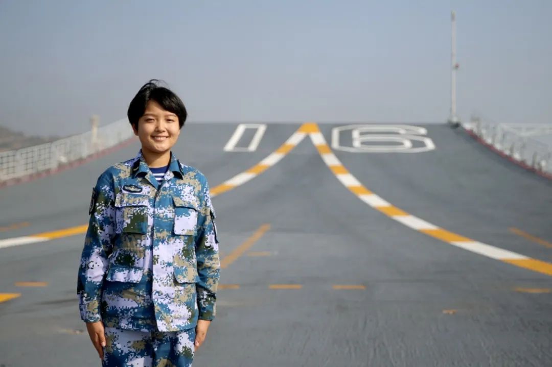 北大女学子从军服转身，掌舵航母荣耀，退役后成“北京青年典范”