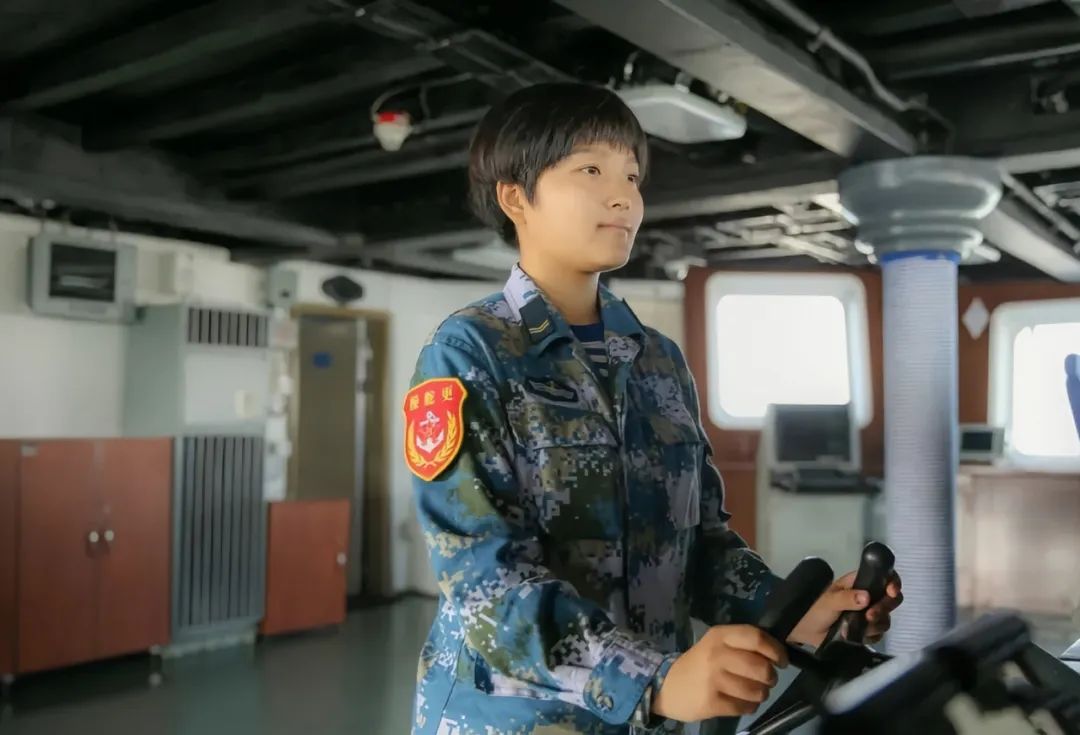 北大女学子从军服转身，掌舵航母荣耀，退役后成“北京青年典范”