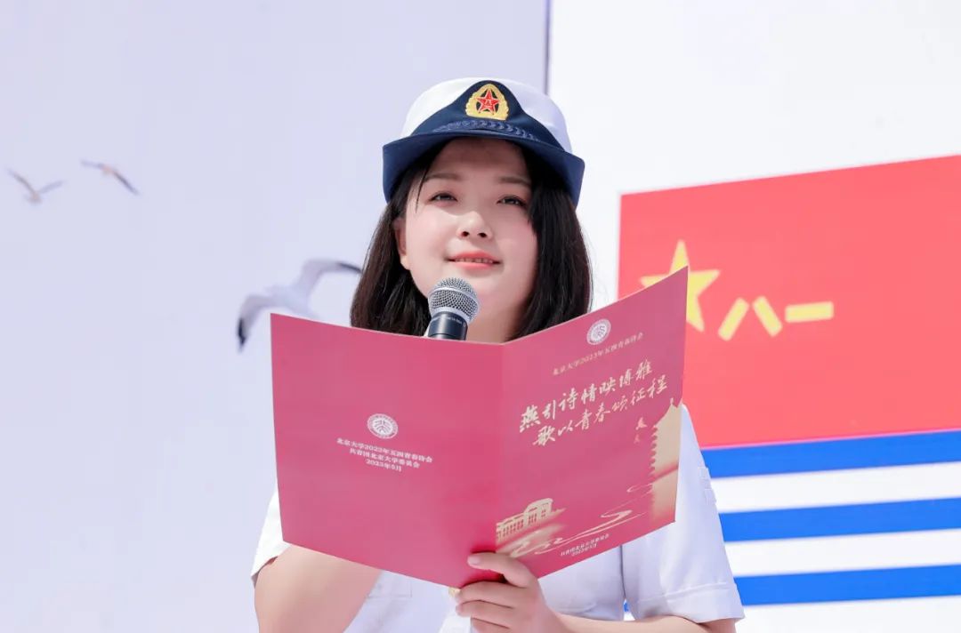北大女学子从军服转身，掌舵航母荣耀，退役后成“北京青年典范”