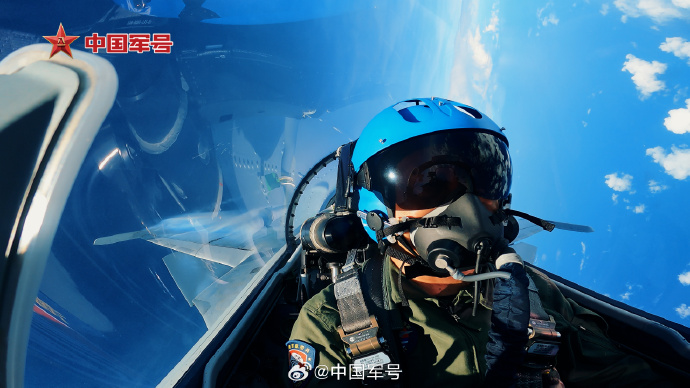 中国海军双航母编队远洋开展实战化演练，提升战斗实力与协同作战能力