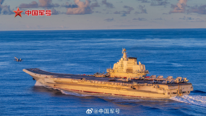 中国海军双航母编队远洋开展实战化演练，提升战斗实力与协同作战能力