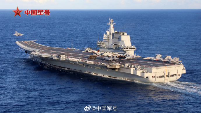 中国海军双航母编队远洋开展实战化演练，提升战斗实力与协同作战能力