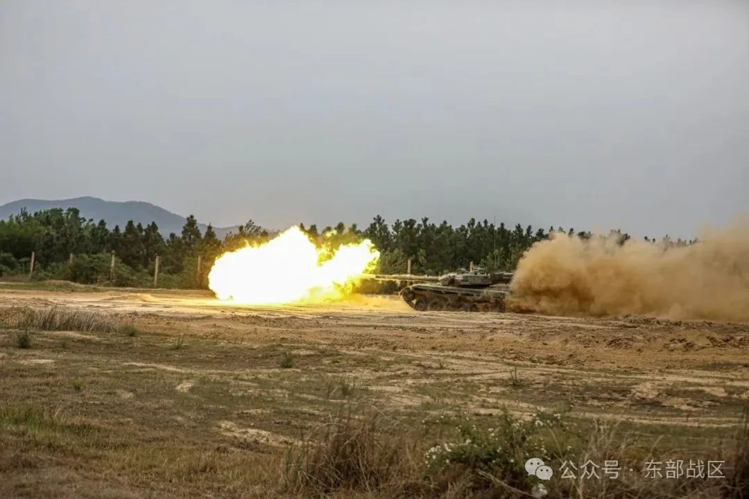 装甲部队火力全开，准备迎接激烈战斗的挑战！