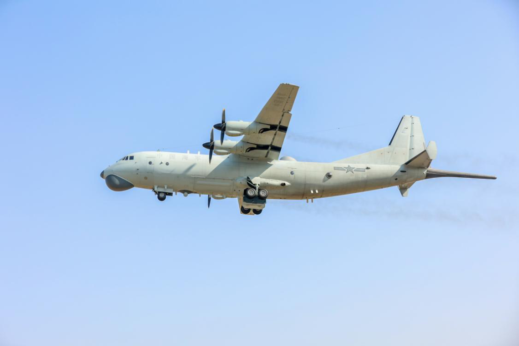 东部战区海军航空兵某团成功开展长时间反潜作战训练演练