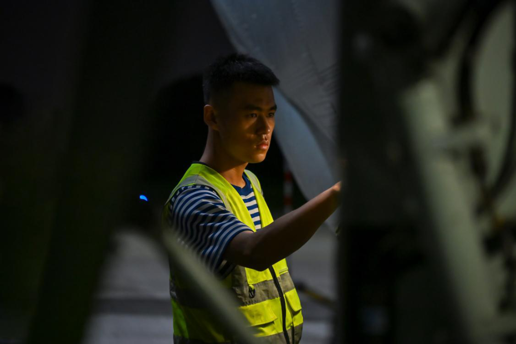 东部战区海军航空兵某团成功开展长时间反潜作战训练演练