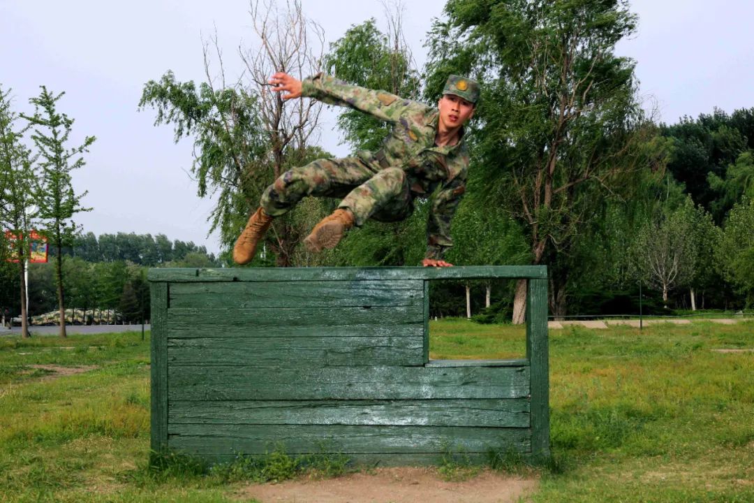 在万米高空，他果断施救，成功阻止飞机紧急迫降事件