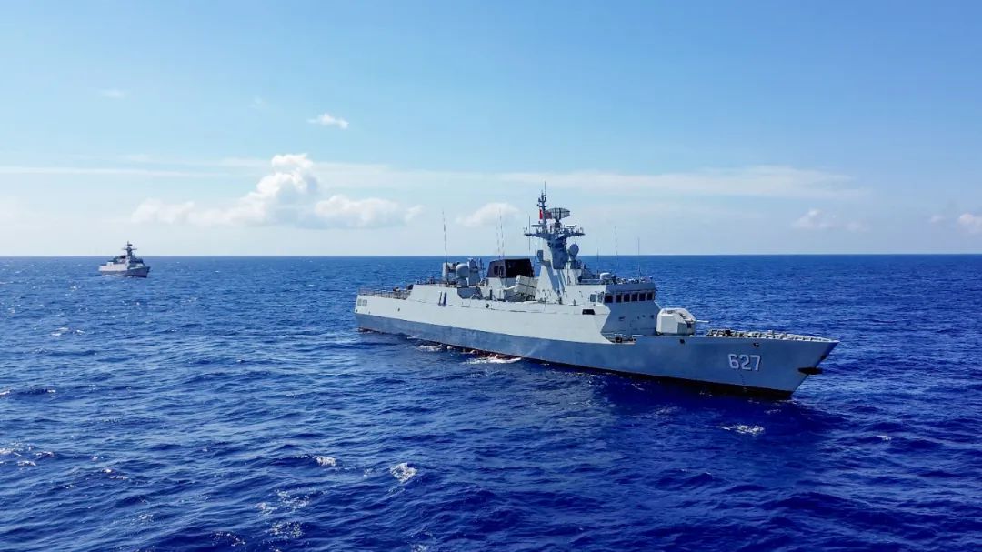 南海某海域，舰船在激烈的比武考核中展现出卓越操控与战斗能力