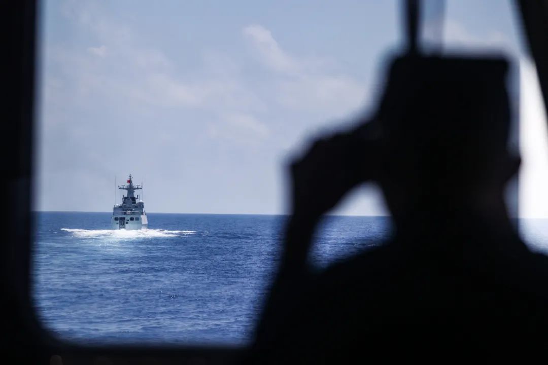 南海某海域，舰船在激烈的比武考核中展现出卓越操控与战斗能力