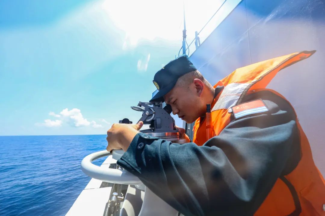 南海某海域，舰船在激烈的比武考核中展现出卓越操控与战斗能力