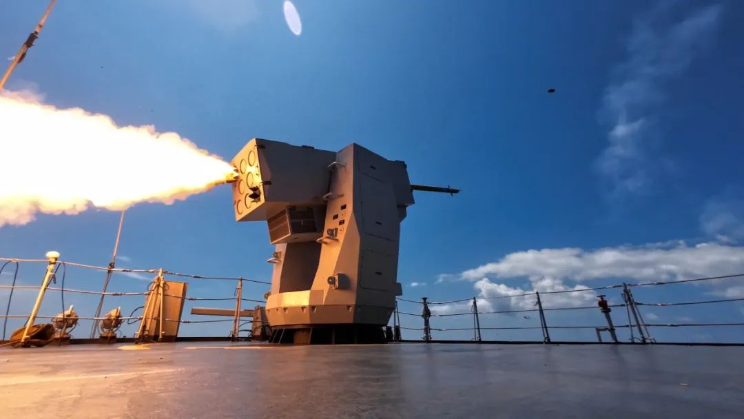 南海某海域，舰船在激烈的比武考核中展现出卓越操控与战斗能力