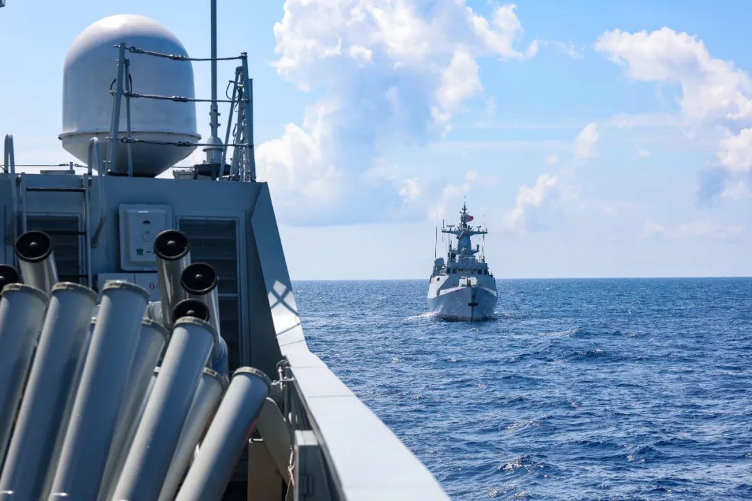 南海某海域，舰船在激烈的比武考核中展现出卓越操控与战斗能力