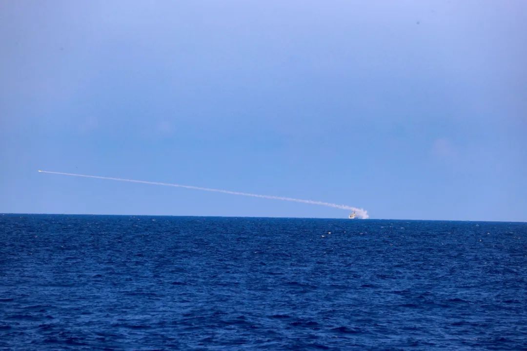南海某海域，舰船在激烈的比武考核中展现出卓越操控与战斗能力