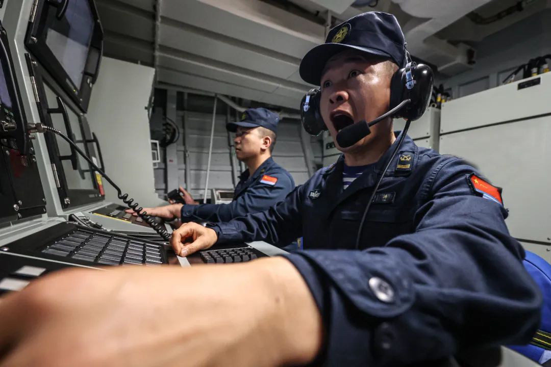 南海某海域，舰船在激烈的比武考核中展现出卓越操控与战斗能力