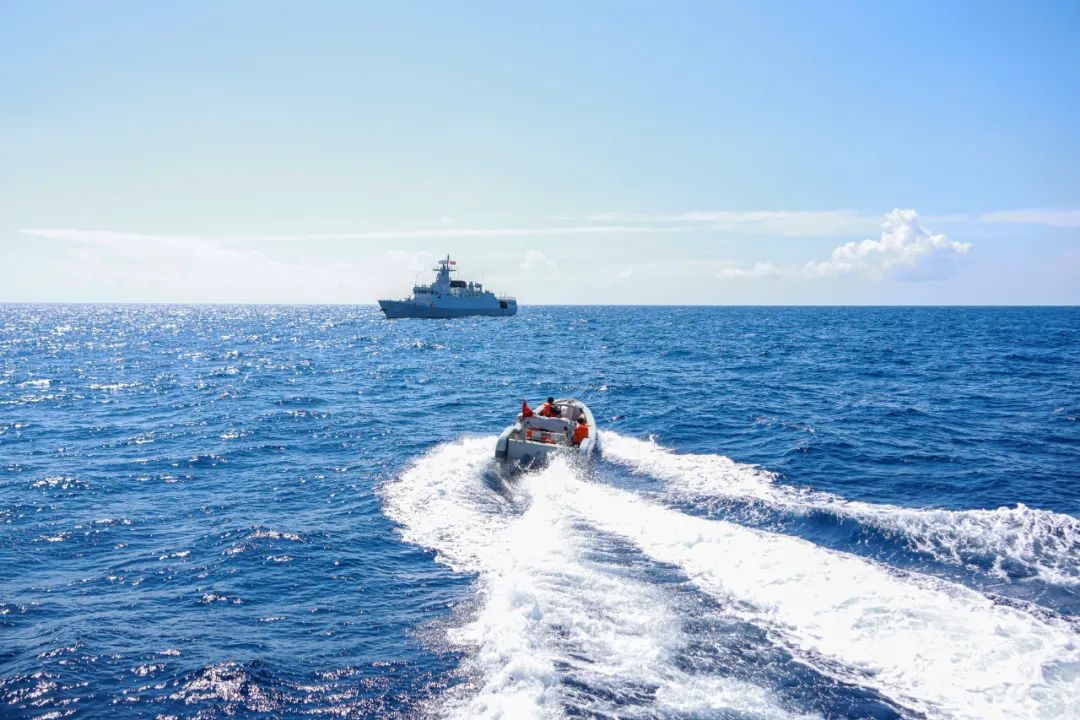 南海某海域，舰船在激烈的比武考核中展现出卓越操控与战斗能力