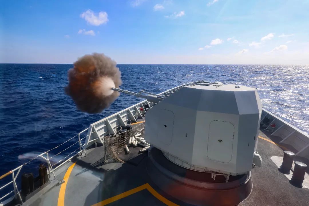 南海某海域，舰船在激烈的比武考核中展现出卓越操控与战斗能力