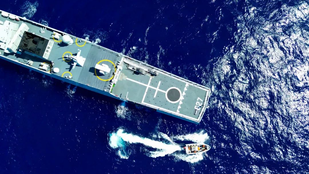 南海某海域，舰船在激烈的比武考核中展现出卓越操控与战斗能力
