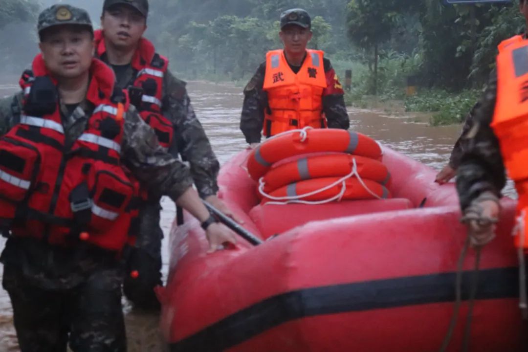 逆风而行！武警官兵紧急投入抗洪抢险与救援行动