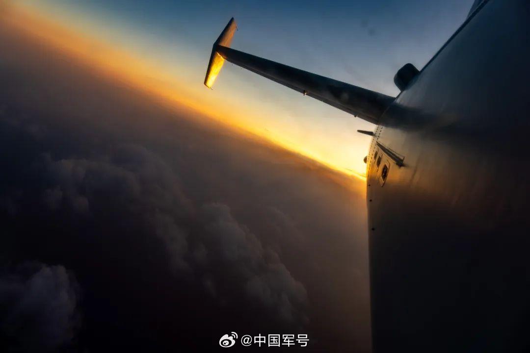 昼夜交替！战鹰翱翔与晚霞交织的绝美场景令人心醉