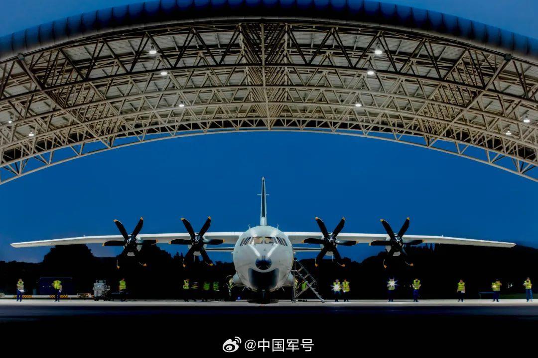 昼夜交替！战鹰翱翔与晚霞交织的绝美场景令人心醉