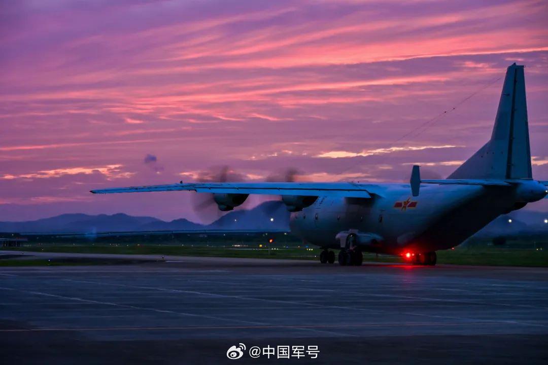 昼夜交替！战鹰翱翔与晚霞交织的绝美场景令人心醉