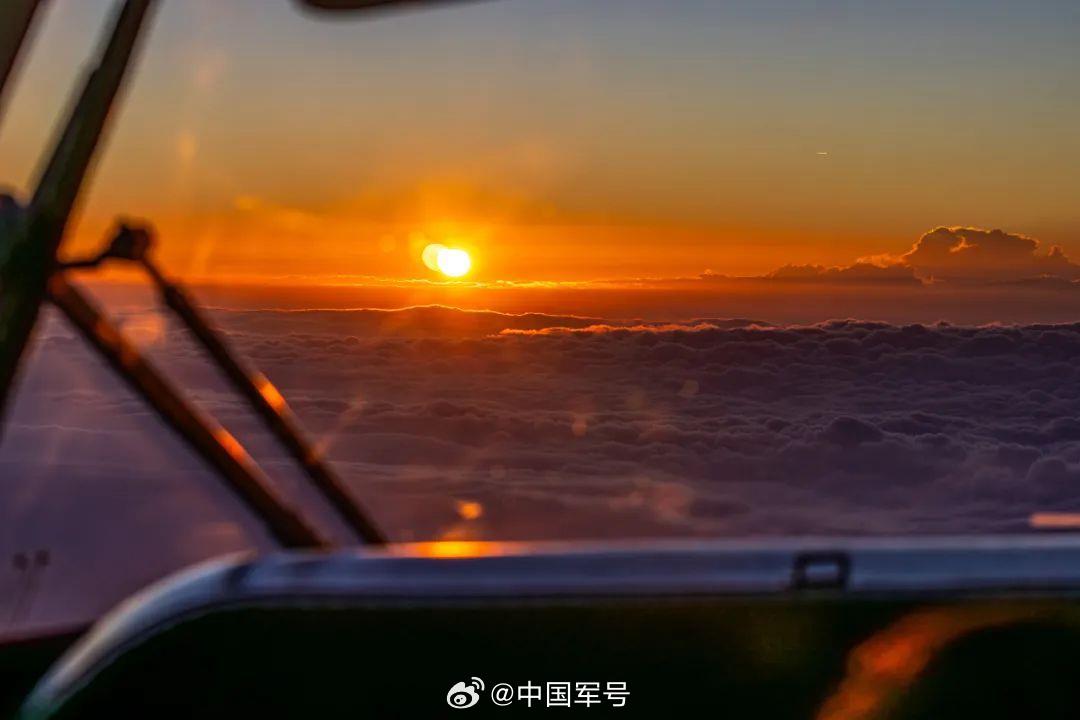昼夜交替！战鹰翱翔与晚霞交织的绝美场景令人心醉