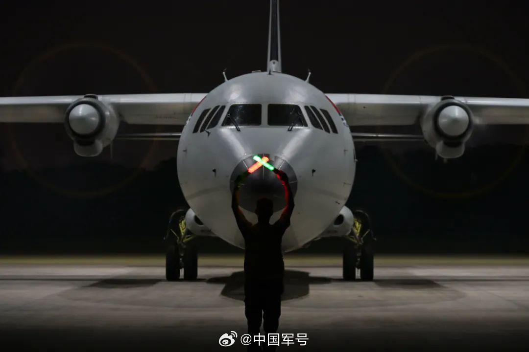 昼夜交替！战鹰翱翔与晚霞交织的绝美场景令人心醉