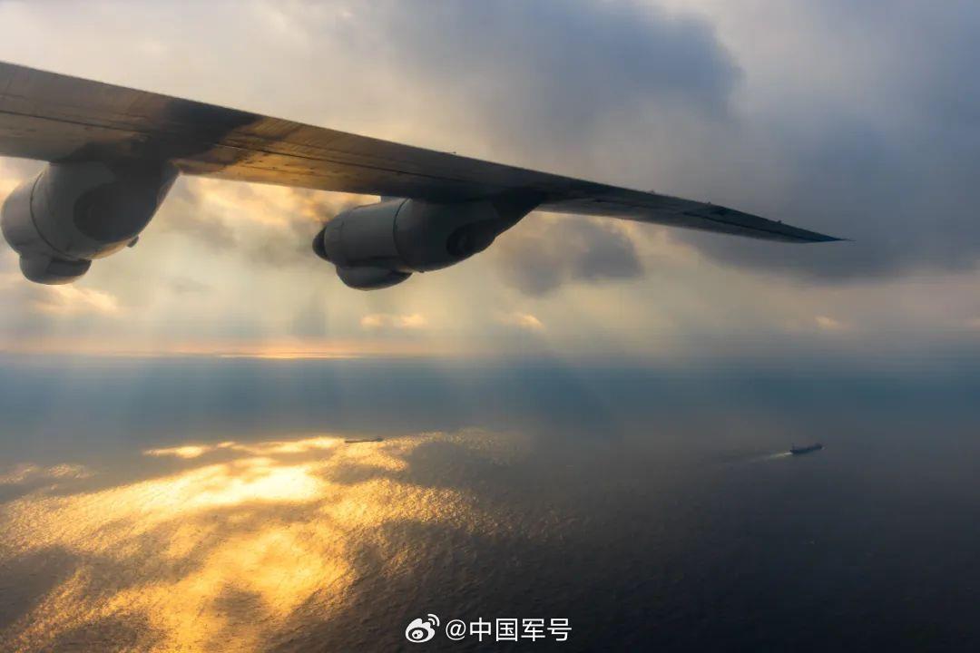 昼夜交替！战鹰翱翔与晚霞交织的绝美场景令人心醉