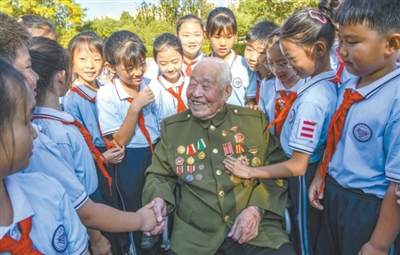 在炮火中前行，借助桌子与被子勇往直前的抗争故事