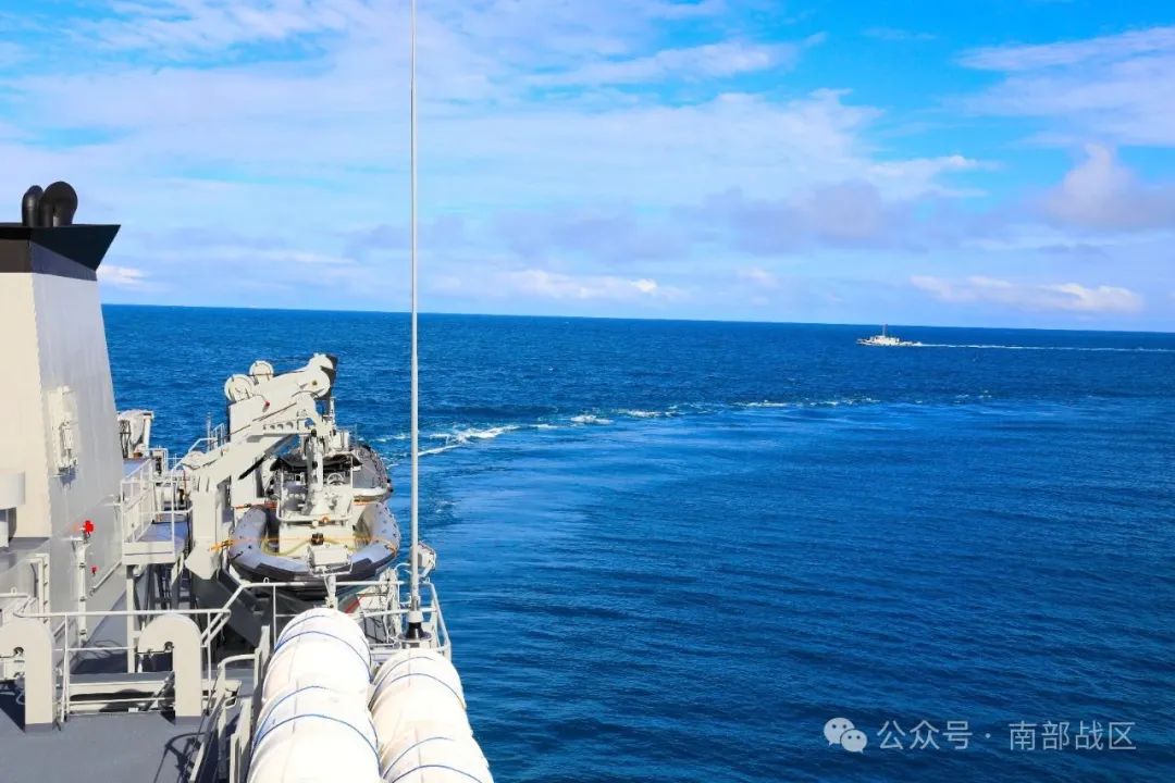 海洋深处的勇者锤炼铁拳打造钢铁战舰雄风