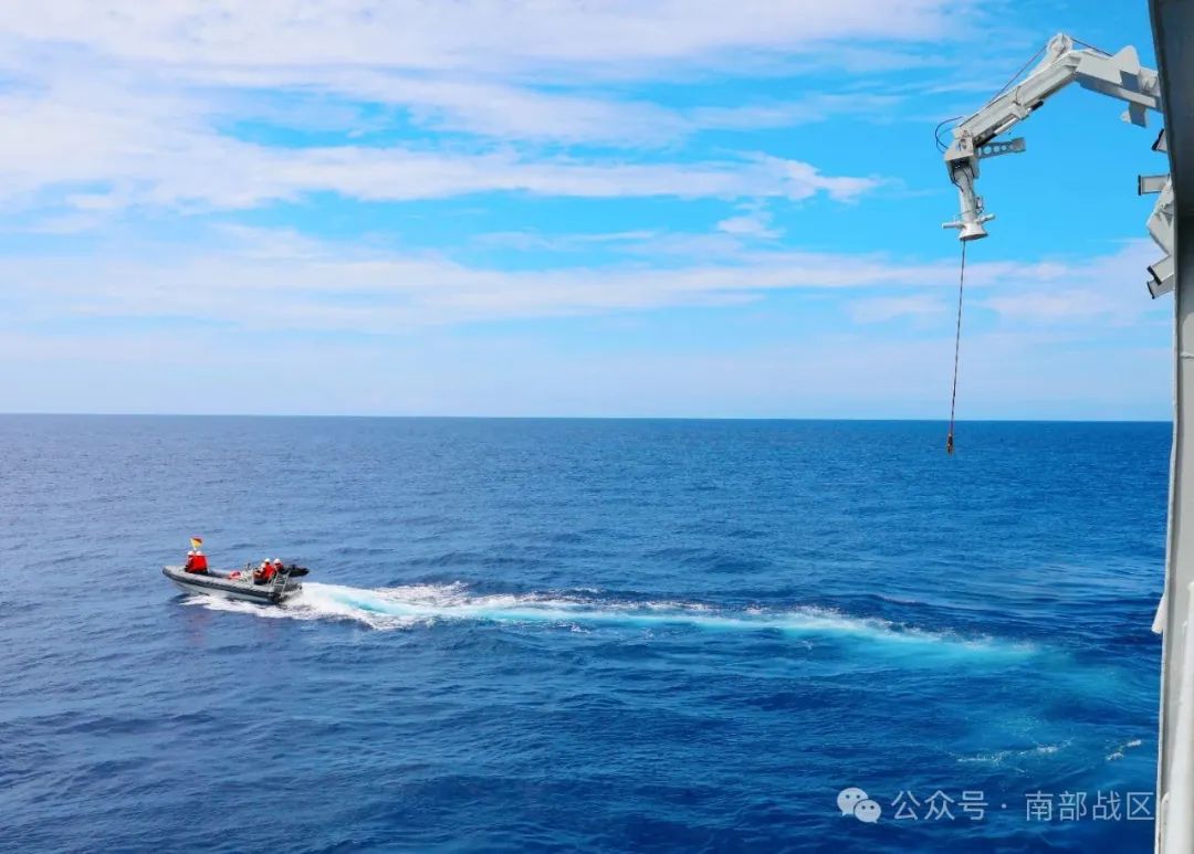 海洋深处的勇者锤炼铁拳打造钢铁战舰雄风