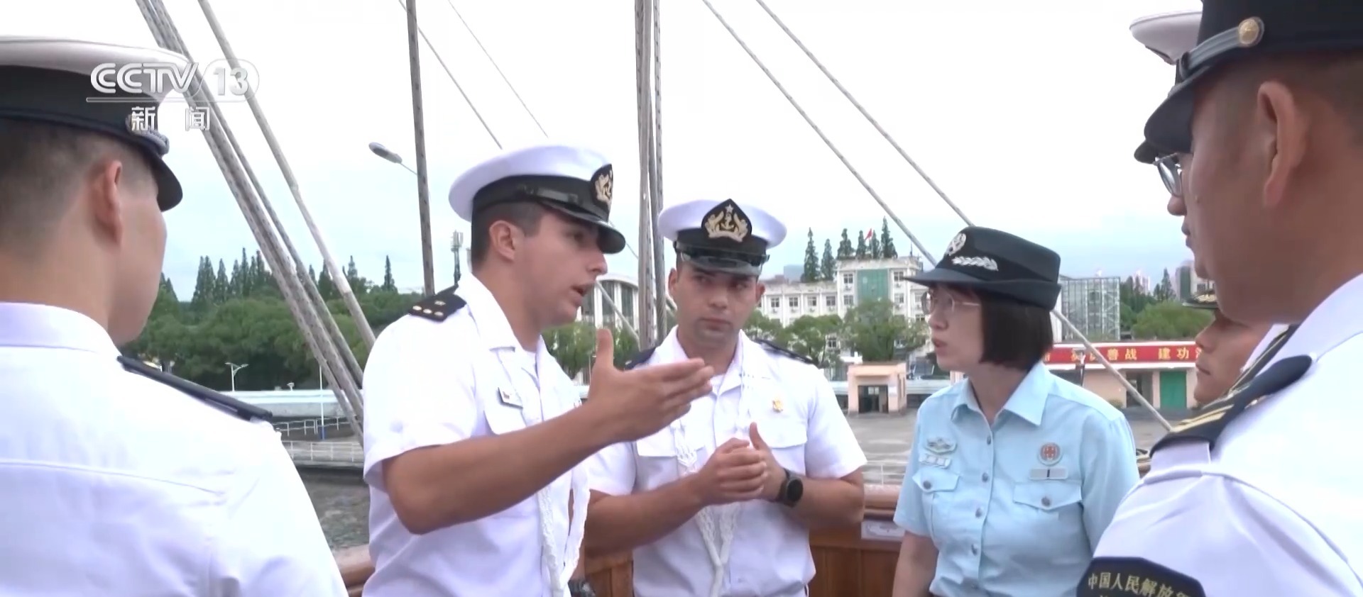 中智两国军队官兵开展互访活动，共同参观舰艇加强交流与合作