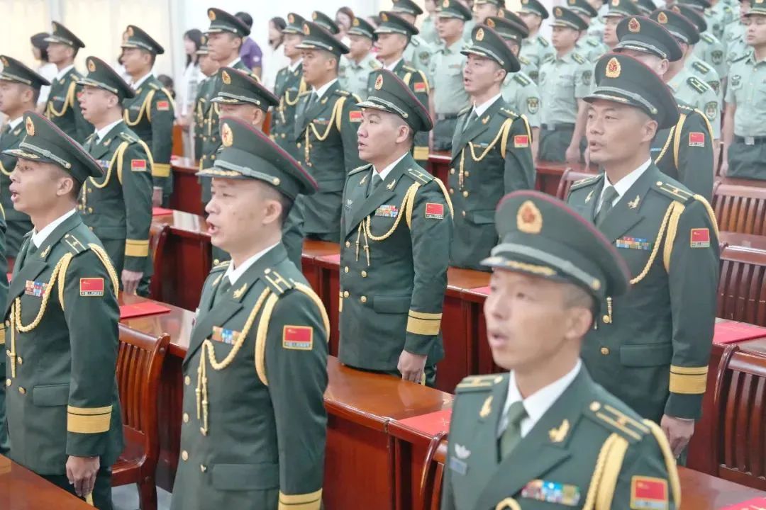 见证军官荣升，军属亲临现场共庆这一光荣时刻！