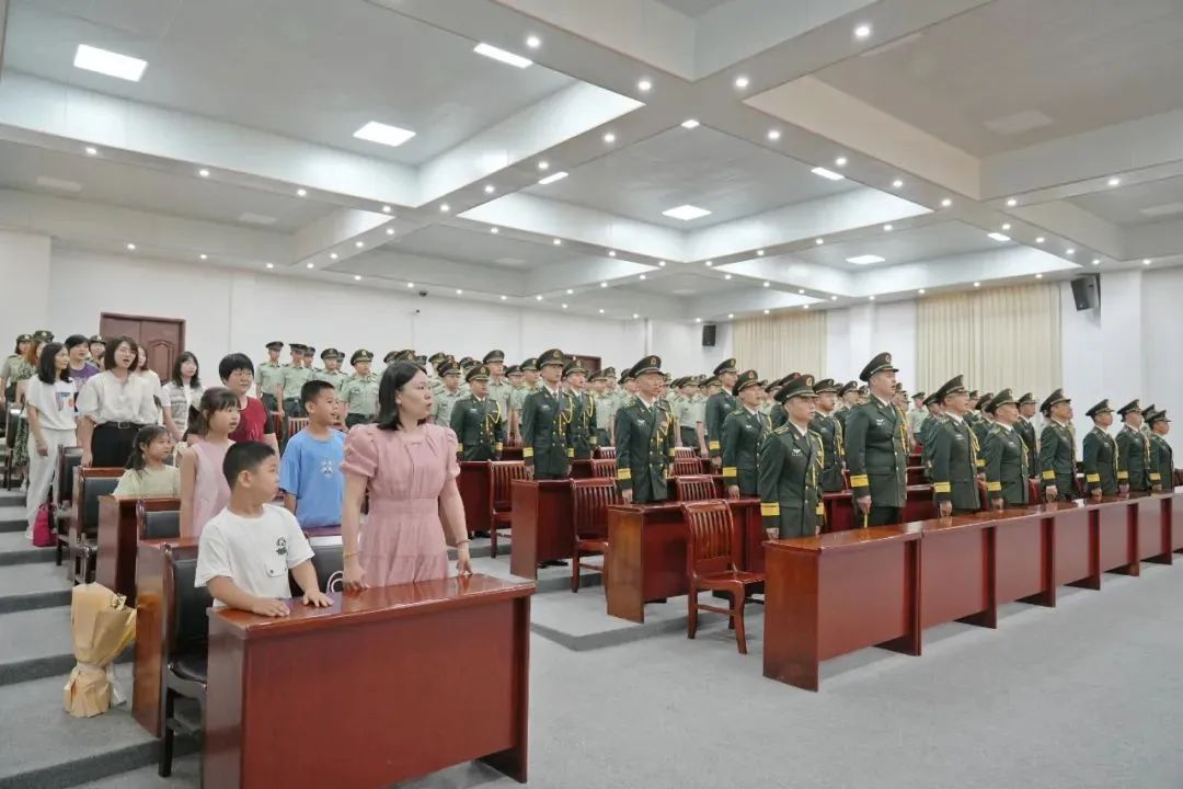 见证军官荣升，军属亲临现场共庆这一光荣时刻！