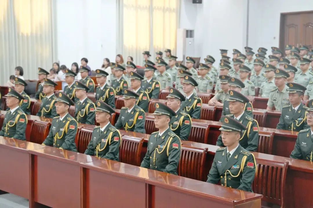 见证军官荣升，军属亲临现场共庆这一光荣时刻！