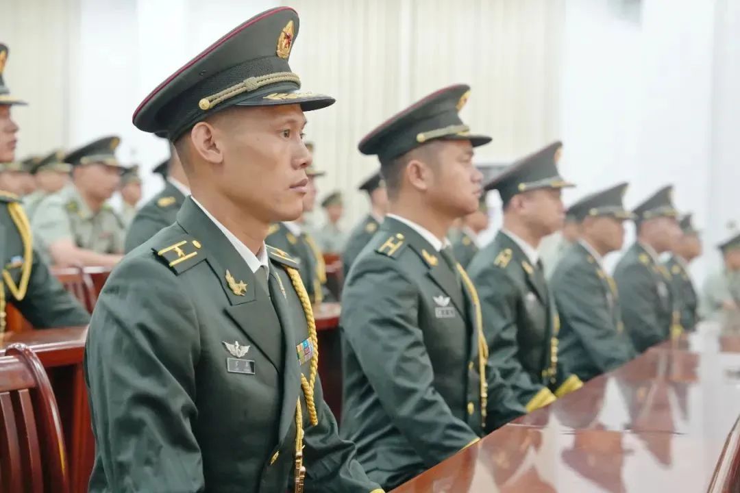 见证军官荣升，军属亲临现场共庆这一光荣时刻！