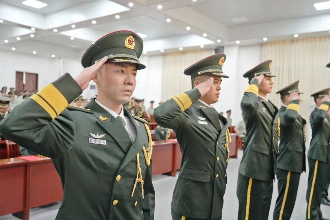 见证军官荣升，军属亲临现场共庆这一光荣时刻！