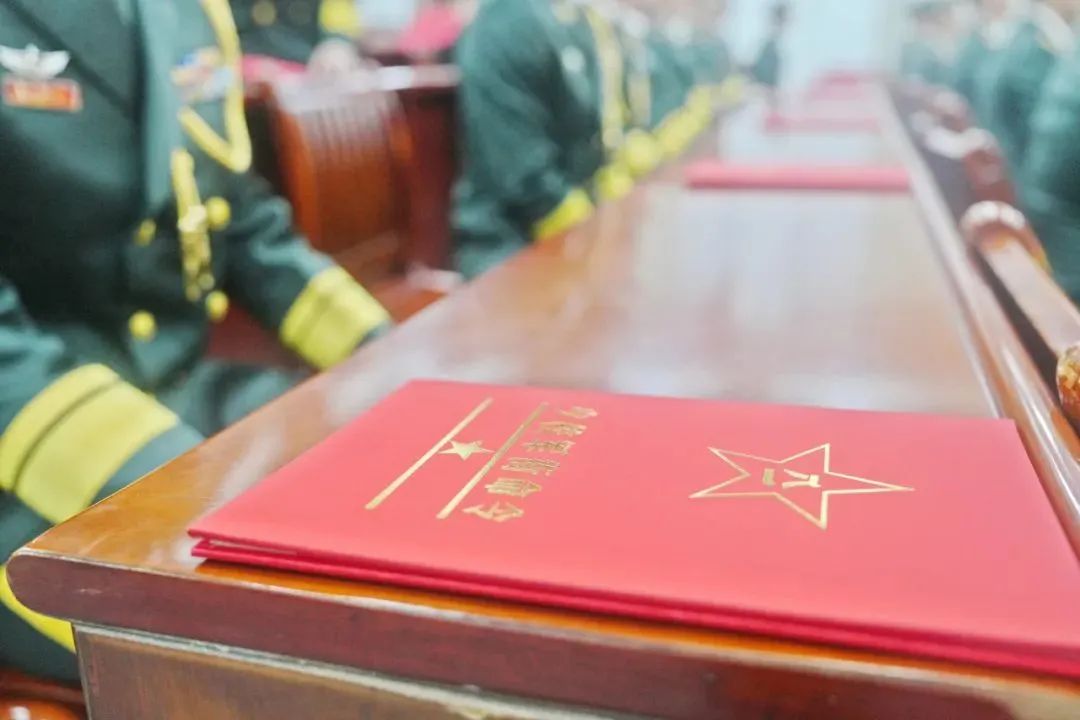 见证军官荣升，军属亲临现场共庆这一光荣时刻！