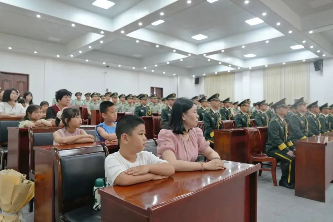 见证军官荣升，军属亲临现场共庆这一光荣时刻！