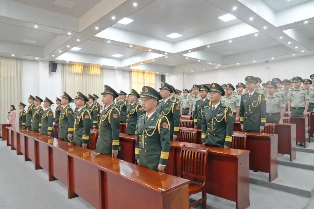 见证军官荣升，军属亲临现场共庆这一光荣时刻！