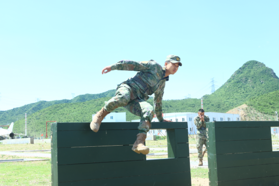 从校园到战场，孔雀蓝与迷彩绿的相互融合与奋进