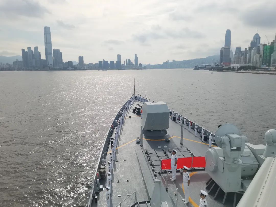 多视角现场图揭秘！中国海军山东舰航母编队成功抵达香港展示力量